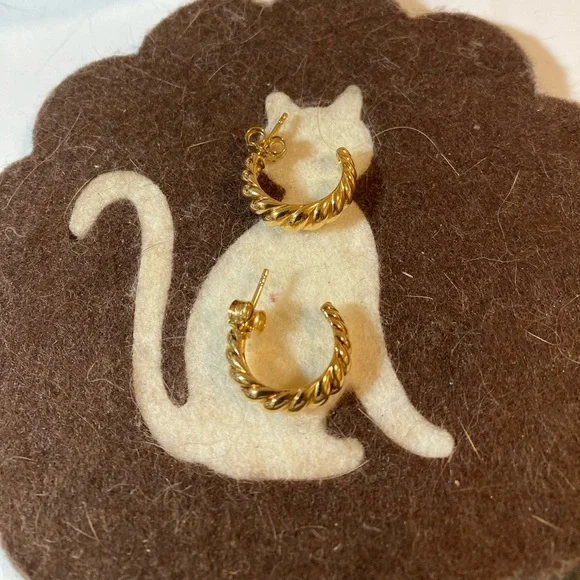 Mejuri croissant hoops - Picture 2 of 5